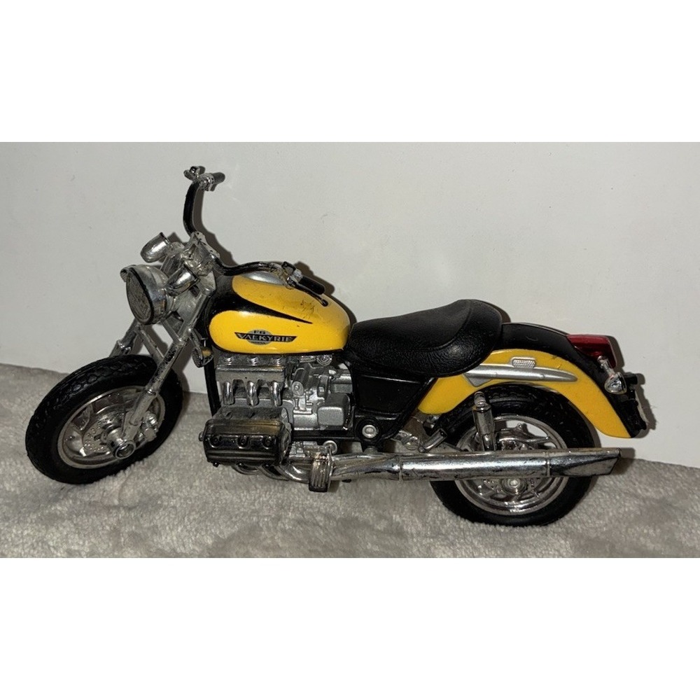 Maisto Honda Valkyrie F6C Motorcycle Yellow  1/18 2009
